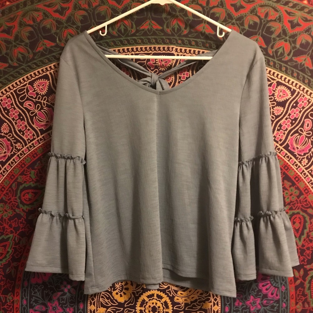 Blue ruffle sleeve top 🌊🌺